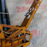Ancienne grue avec conducteur, jouet enfant