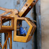Ancienne grue avec conducteur, jouet enfant