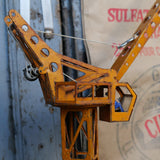 Ancienne grue avec conducteur, jouet enfant