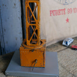 Ancienne grue avec conducteur, jouet enfant