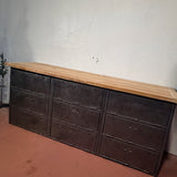 Enfilade industrielle 9 clapets, meuble militaire et plateau chene