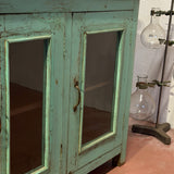 Enfilade ancienne vitrée patine verte, meuble de métier vintage, buffet campagne chic