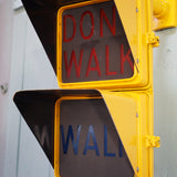 New York feu dont walk americain vintage USA jaune d'origine avec fixations murale