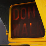 New York feu dont walk americain vintage USA jaune d'origine avec fixations murale