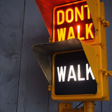 New York feu dont walk americain vintage USA jaune d'origine avec fixations murale