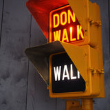 New York feu dont walk americain vintage USA jaune d'origine avec fixations murale