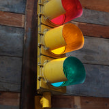 feu tricolore americain YEW YORK jaune dans son jus avec double fixation murale