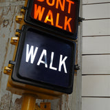 New York feu dont walk americain vintage USA jaune d'origine avec fixations murale