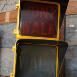 New York feu dont walk americain vintage USA jaune d'origine avec fixations murale