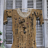 costume ethnique avec reliques et talisman , chasse Afrique