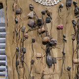 costume ethnique avec reliques et talisman , chasse Afrique