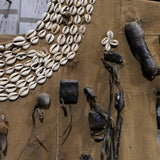 costume ethnique avec reliques et talisman , chasse Afrique