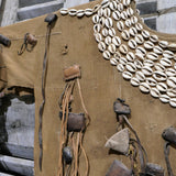 costume ethnique avec reliques et talisman , chasse Afrique