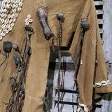 costume ethnique avec reliques et talisman , chasse Afrique