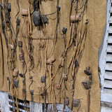 costume ethnique avec reliques et talisman , chasse Afrique