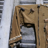 costume ethnique avec reliques et talisman , chasse Afrique