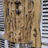 costume ethnique avec reliques et talisman , chasse Afrique