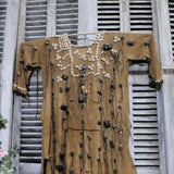 costume ethnique avec reliques et talisman , chasse Afrique