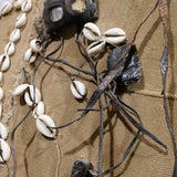 costume ethnique avec reliques et talisman , chasse Afrique