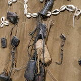 costume ethnique avec reliques et talisman , chasse Afrique