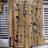 costume ethnique avec reliques et talisman , chasse Afrique