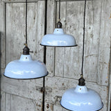 lampe abat jour emaillee industrielle bleu ciel