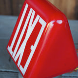 Exit Lampe americaine opaline rouge texte blanc
