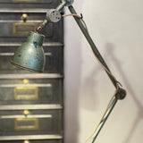Lampe industrielle DESVIL - Lampadaire d'atelier articulé - Métal patiné vert d'origine