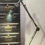 Lampe industrielle DESVIL - Lampadaire d'atelier articulé - Métal patiné vert d'origine