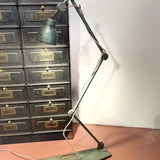 Lampe industrielle DESVIL - Lampadaire d'atelier articulé - Métal patiné vert d'origine
