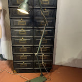 Lampe industrielle DESVIL - Lampadaire d'atelier articulé - Métal patiné vert d'origine