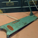 Lampe industrielle DESVIL - Lampadaire d'atelier articulé - Métal patiné vert d'origine