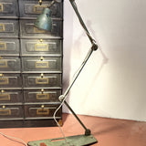 Lampe industrielle DESVIL - Lampadaire d'atelier articulé - Métal patiné vert d'origine