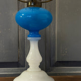 Lampe à pétrole ancienne en opaline blanche et bleue – lampe vintage – éclairage campagne chic