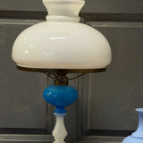 Lampe à pétrole ancienne en opaline blanche et bleue – lampe vintage – éclairage campagne chic