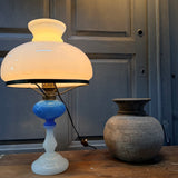 Lampe à pétrole ancienne en opaline blanche et bleue – lampe vintage – éclairage campagne chic