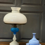 Lampe à pétrole ancienne en opaline blanche et bleue – lampe vintage – éclairage campagne chic