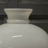 Lampe à pétrole ancienne en opaline blanche et bleue – lampe vintage – éclairage campagne chic