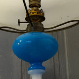 Lampe à pétrole ancienne en opaline blanche et bleue – lampe vintage – éclairage campagne chic