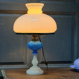 Lampe à pétrole ancienne en opaline blanche et bleue – lampe vintage – éclairage campagne chic