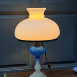 Lampe à pétrole ancienne en opaline blanche et bleue – lampe vintage – éclairage campagne chic