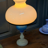 Lampe à pétrole ancienne en opaline blanche et bleue – lampe vintage – éclairage campagne chic