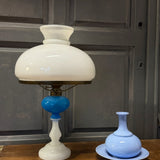Lampe à pétrole ancienne en opaline blanche et bleue – lampe vintage – éclairage campagne chic
