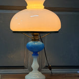 Lampe à pétrole ancienne en opaline blanche et bleue – lampe vintage – éclairage campagne chic