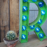 tres grande lettre E d'ancienne enseigne lumineuse façon fete foraine