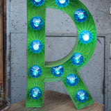 tres grande lettre E d'ancienne enseigne lumineuse façon fete foraine