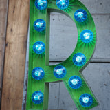 tres grande lettre E d'ancienne enseigne lumineuse façon fete foraine