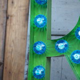 tres grande lettre E d'ancienne enseigne lumineuse façon fete foraine