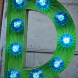 tres grande lettre E d'ancienne enseigne lumineuse façon fete foraine