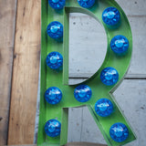 tres grande lettre E d'ancienne enseigne lumineuse façon fete foraine